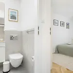 아파트 Cozy In Downtown By Renters